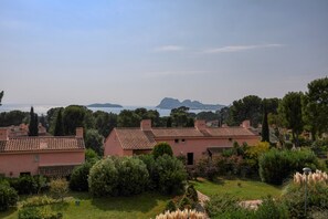 A residential area with houses, a garden, and a view of the sea. - Le Boulevard des Cigales - Proche du Port (La Ciotat)