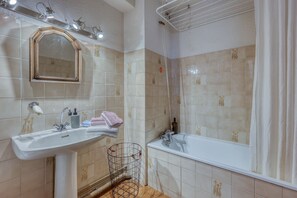 Articles de toilette gratuits, sèche-cheveux, serviettes fournies