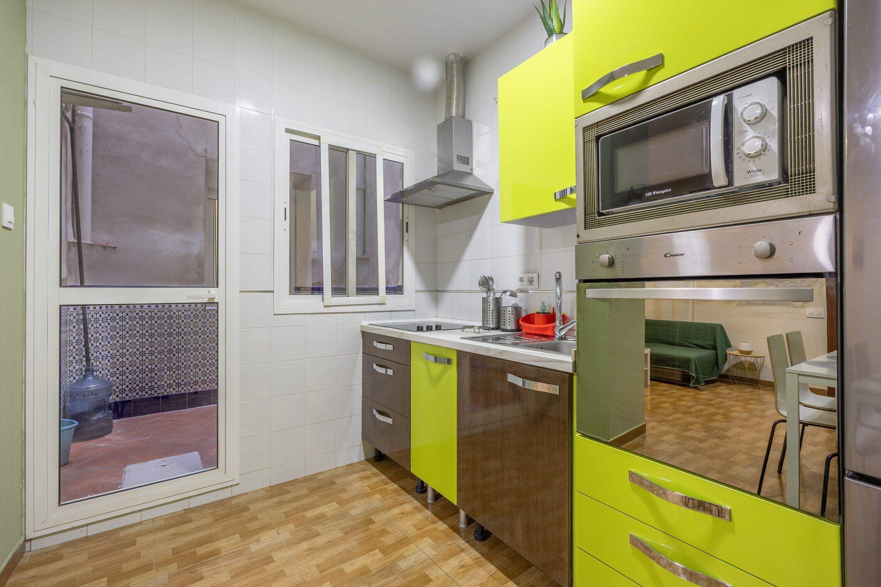 Jääkaappi, mikroaaltouuni, uuni, liesi