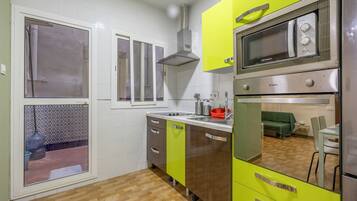 JÀÀkaappi, mikroaaltouuni, uuni, liesi