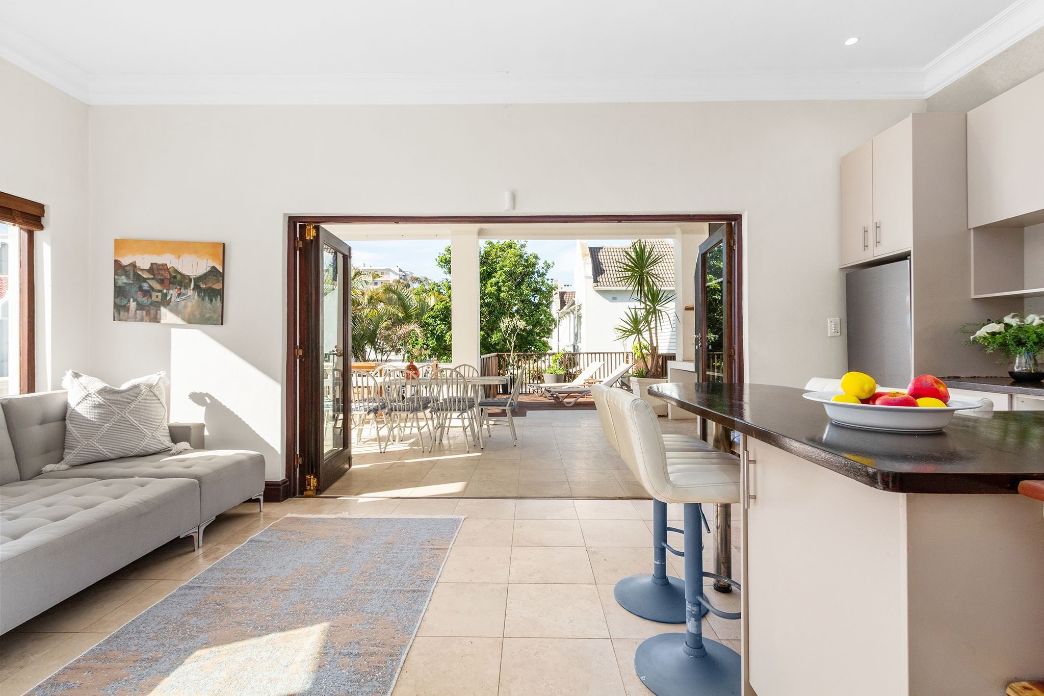 Una cocina moderna con comedor, sofá y vistas al exterior.