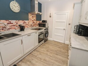 Dishwasher, cookware/dishes/utensils - 57 Cockpit Hill (Northallerton)