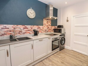 Dishwasher, cookware/dishes/utensils - 57 Cockpit Hill (Northallerton)