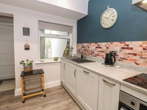 Dishwasher, cookware/dishes/utensils - 57 Cockpit Hill (Northallerton)