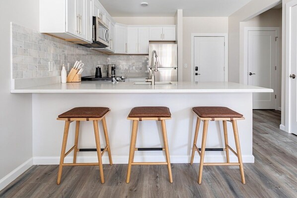 雪櫃、微波爐、焗爐、爐具