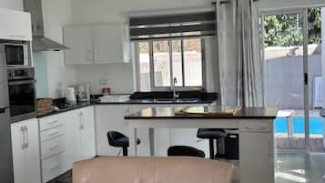 Een koelkast, een magnetron, een oven, een kookplaat