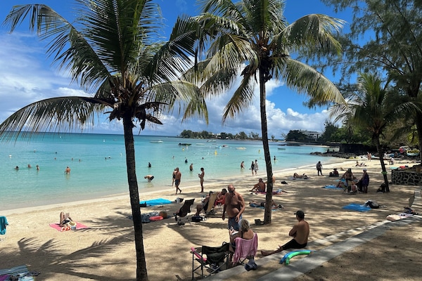 Vlak bij het strand, ligstoelen