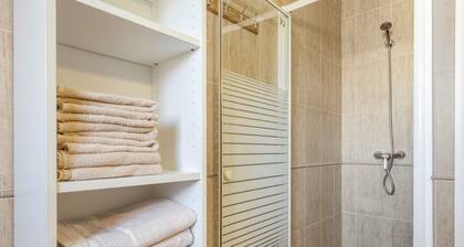 Apartment 'The Bright Beauty' with Wi-Fi and Air Conditioning