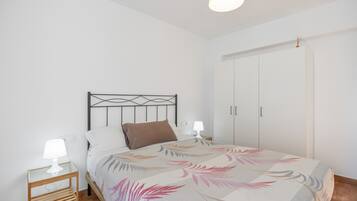 Een strijkplank/strijkijzer, wifi, beddengoed