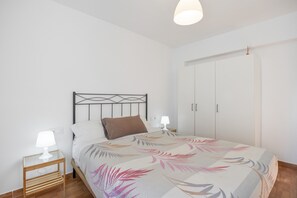 Tabla de planchar con plancha, wifi y ropa de cama 