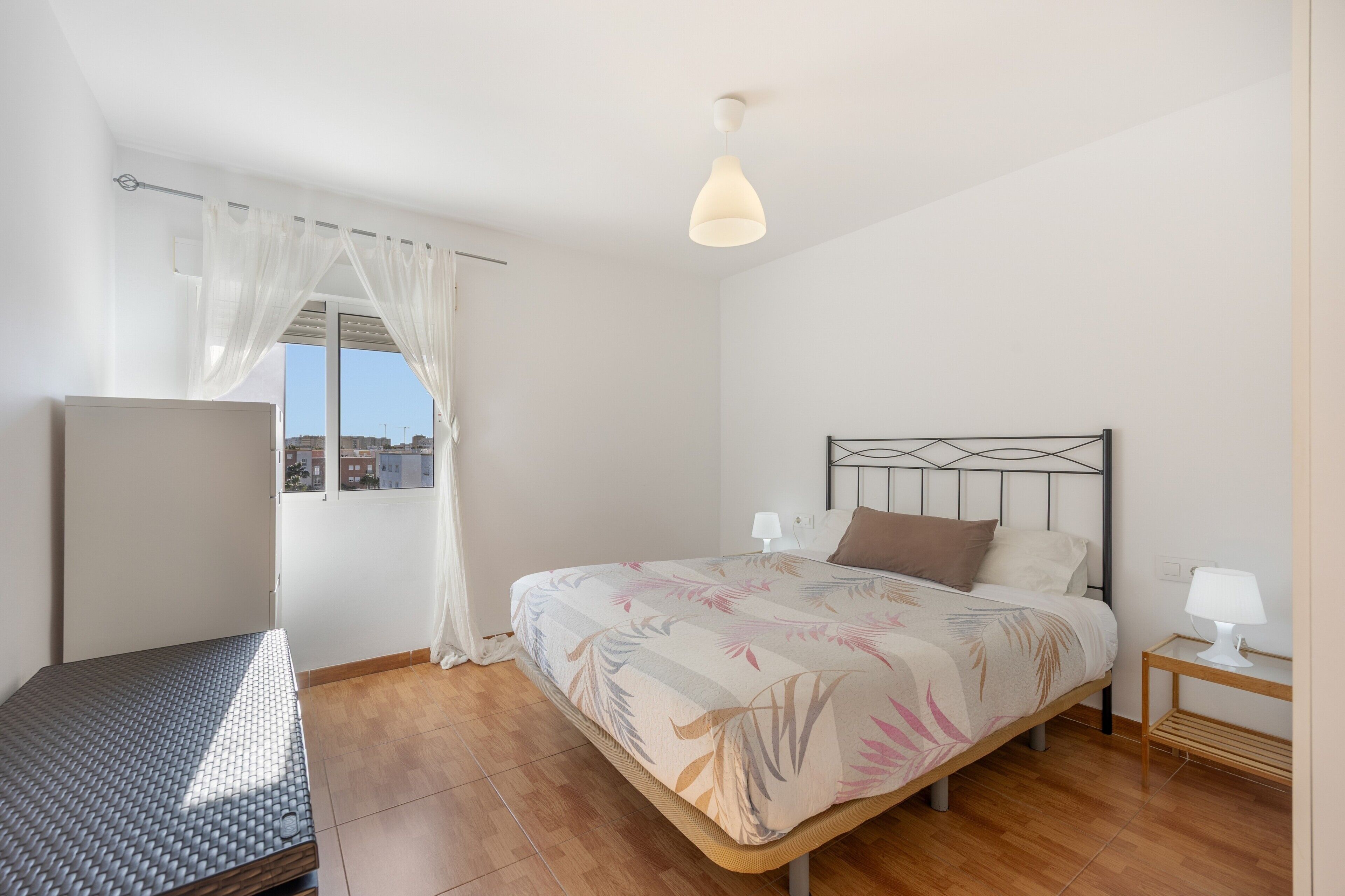 Tabla de planchar con plancha, wifi y ropa de cama 