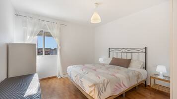 Tabla de planchar con plancha, wifi y ropa de cama