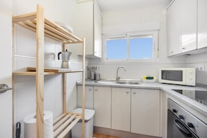 Jääkaappi, mikroaaltouuni, uuni, liesi