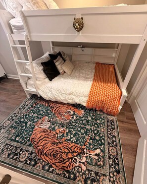 4 bedrooms, iron/ironing board, free WiFi, bed sheets