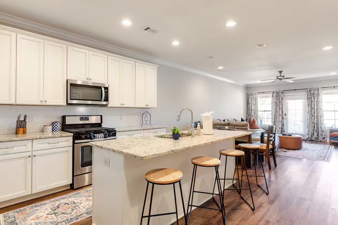 雪櫃、微波爐、焗爐、爐具