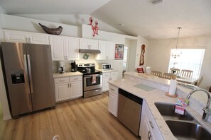 ثلاجة، ميكروويف، ماكينة لصنع القهوة/الشاي، مستلزمات طهي/أطباق/أوعية