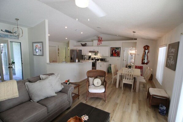 TV - Villa Willow Wood 3-Bedroom Home Private Pool (Inverness)