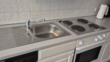 Kühlschrank, Ofen, Herdplatte, Geschirrspüler