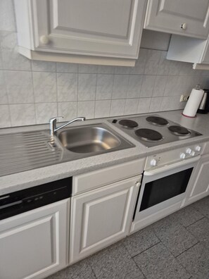 Réfrigérateur, four, plaque de cuisson, lave-vaisselle