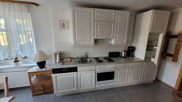 ثلاجة، فرن، موقد طهي مسطح، غسالة أطباق