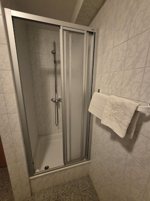 Dusche, Haartrockner, Handtücher