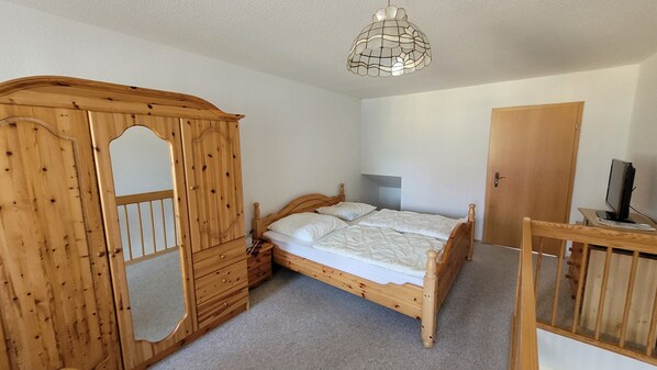 1 bedroom, travel cot, free WiFi, bed sheets