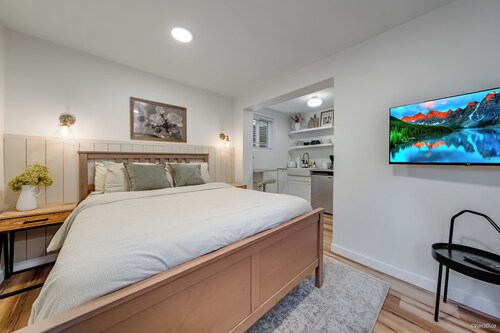 Cozy Garden Suite with Fire Pit | Near Trails & Grouse