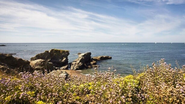 A coastal landscape with rocky outcrops and a clear view of the sea. - Appartement 143 Résidence Bora Bora (Saint-Hilaire-de-Riez)