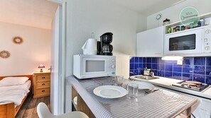 Fridge, microwave, oven, stovetop - Appartement 143 Résidence Bora Bora (Saint-Hilaire-de-Riez)