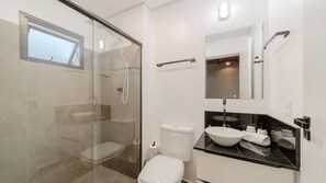 Secador de cabelo, toalhas de banho, sabonete, papel higiênico