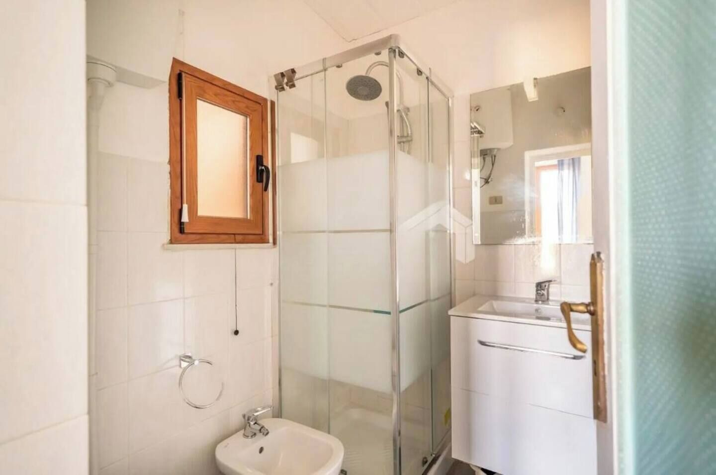 Secador de cabelo, toalhas de banho, sabonete, papel higiênico