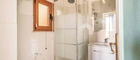 Secador de cabelo, toalhas de banho, sabonete, papel higiênico