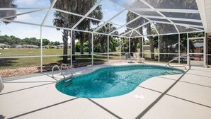 Una piscina techada con vistas despejadas del paisaje circundante.