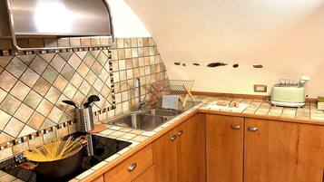 Réfrigérateur, micro-ondes, plaque de cuisson, cafetiÚre/bouilloire