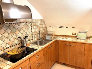 Kühlschrank, Mikrowelle, Herdplatte, Wasserkocher mit Kaffee-/Teezubehör