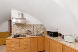 Frigorífico, microondas, placa de cocina y cafetera o tetera