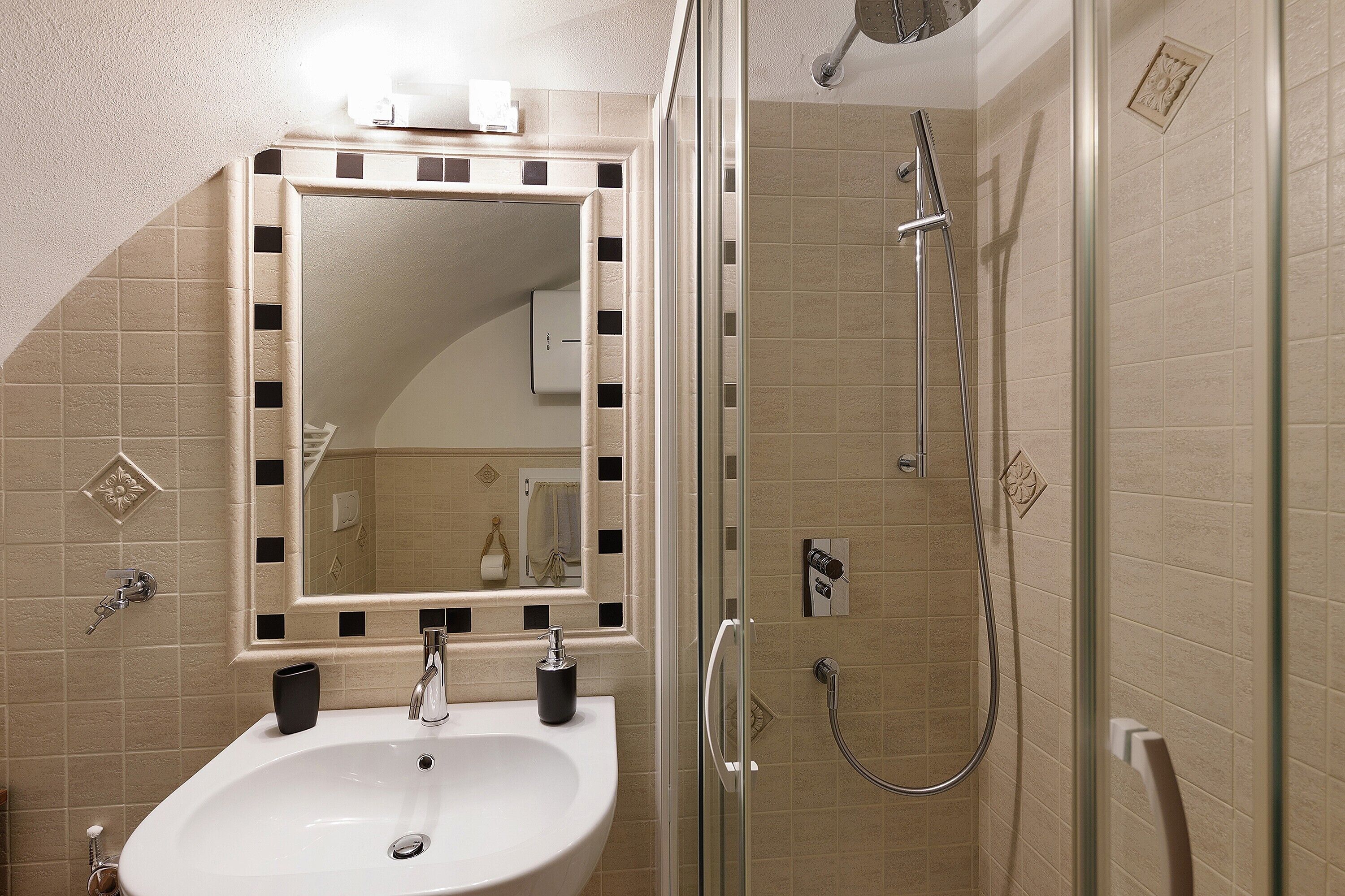 Douche, sèche-cheveux, serviettes fournies