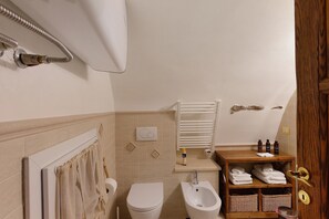 Shower, hair dryer, towels - Holiday Home 'Ca' Pecina' with Wi-Fi (Dolceacqua)