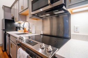 Private kitchen - Near Hospitals & DT ~ Large+Parking+W/D+Churchill (Louisville)