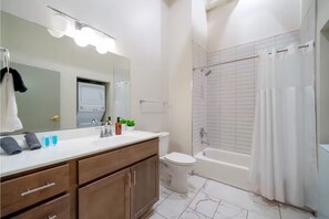Secadora de cabello, toallas, jabón, papel de baño 