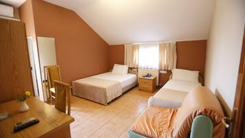 Familien-Dreibettzimmer, Balkon, Stadtblick | Schallisolierte Zimmer, Bügeleisen/Bügelbrett, kostenloses WLAN