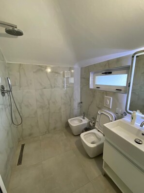 Batas, pantuflas, bidet