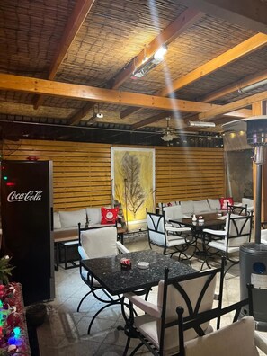 18-cm Smart TV with digital channels, pay movies