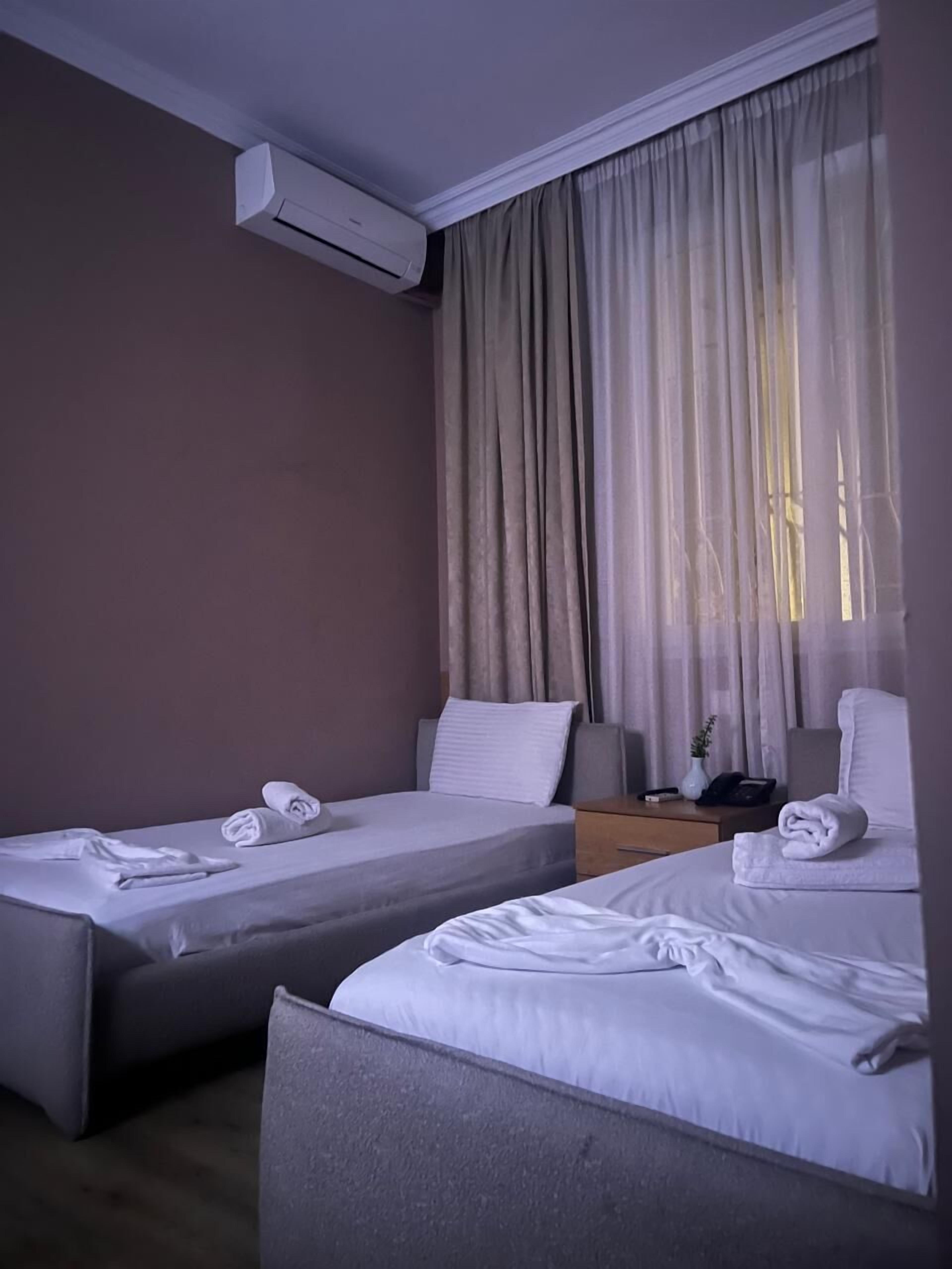 豪華三人房, 1 間臥室, 城市景 | 羽絨被、迷你吧、隔音、熨斗/熨衫板