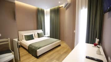 Kahden hengen deluxe-huone, parveke, kaupunkinäköala | Äänieristys, silitysrauta/-lauta, ilmaiset vauvansängyt, ilmainen Wi-Fi