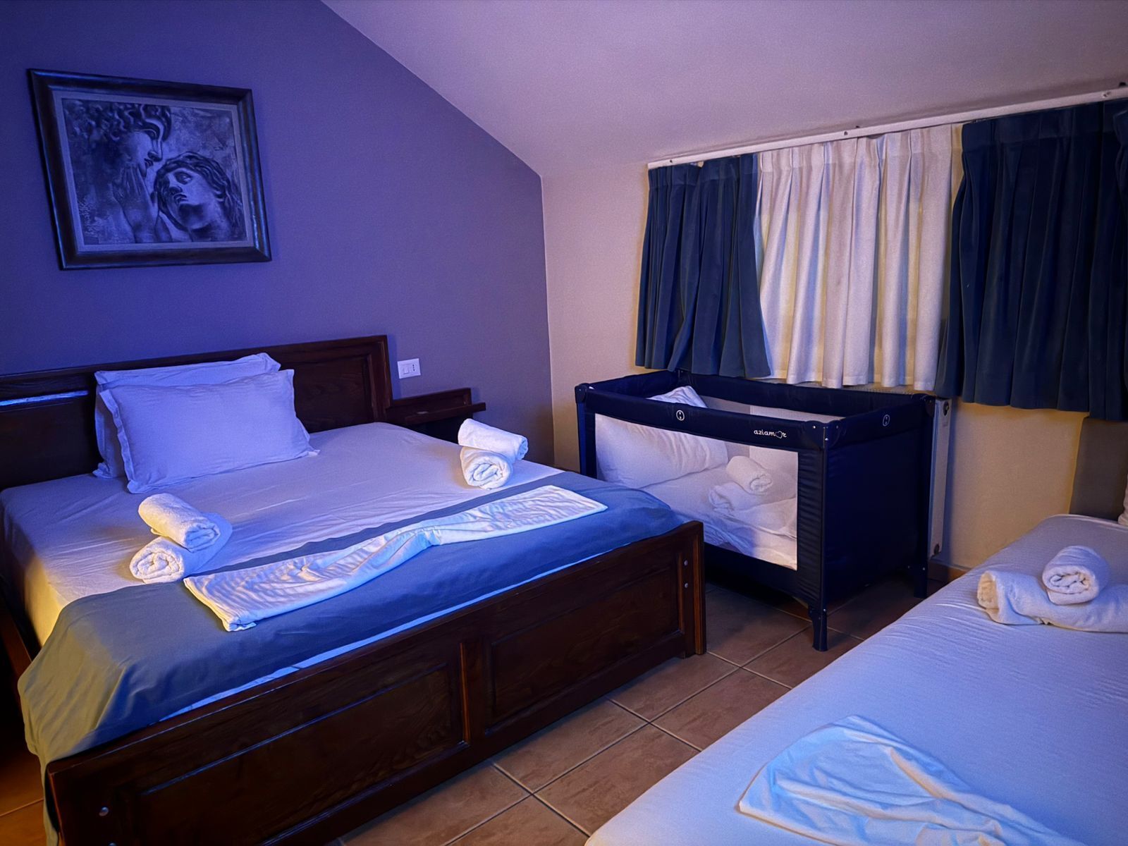 家庭三人房, 露台, 城市景 | 羽絨被、迷你吧、隔音、熨斗/熨衫板