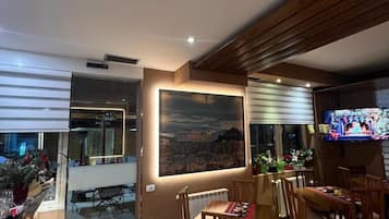 18-cm Smart TV with digital channels, pay films