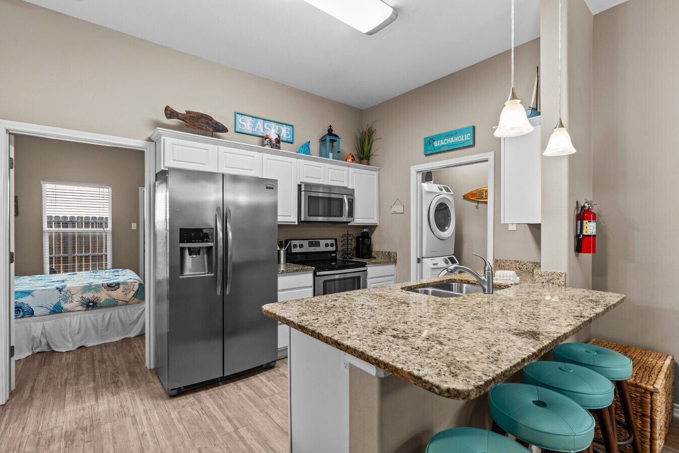 Køleskab, mikrobølgeovn, ovn, kogeplade