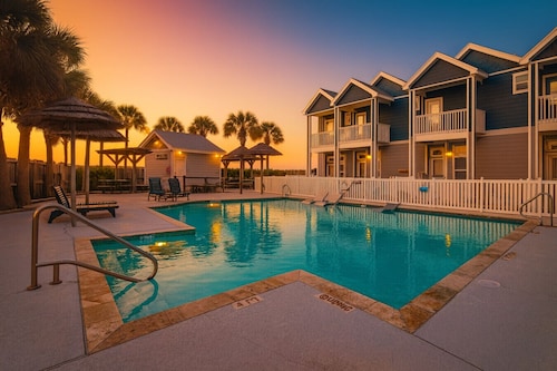 Steps to Beach~Heated Pool~Private Balcony~Deck