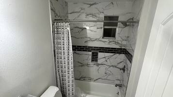 Een douche, een haardroger, handdoeken, zeep